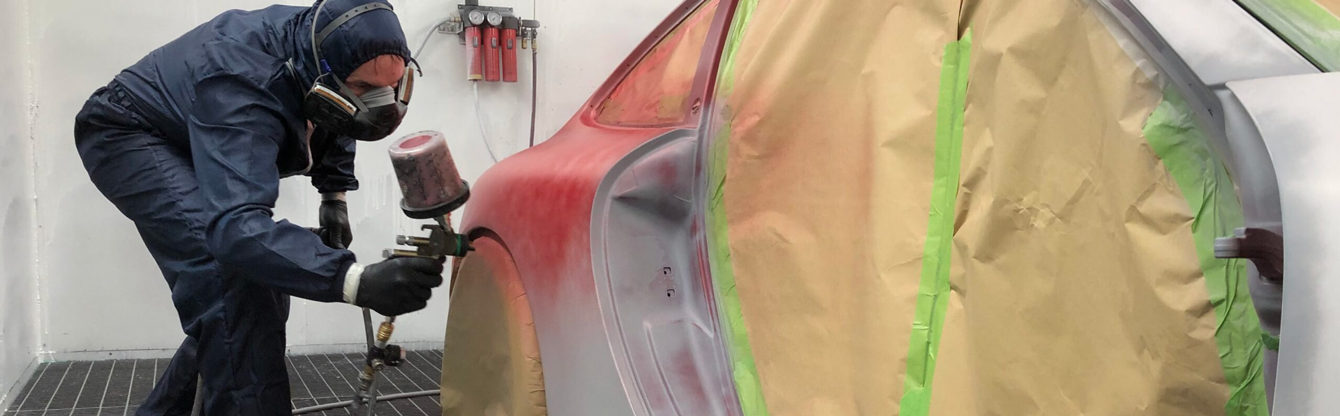 Fahrzeuglackierung in Erkelenz – Auto wird professionell lackiert in Lackierkabine
